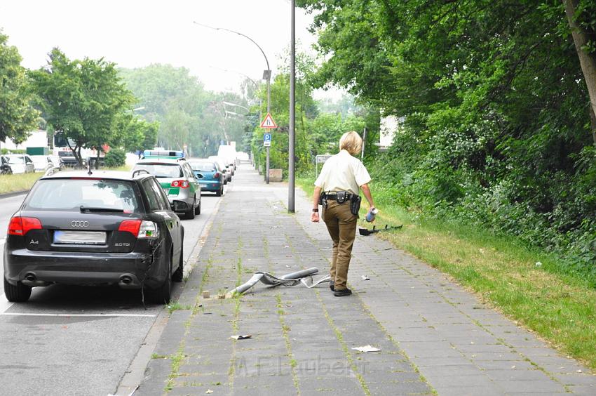 PKW im Graben Koeln Buchheim Herler Ring P08.JPG